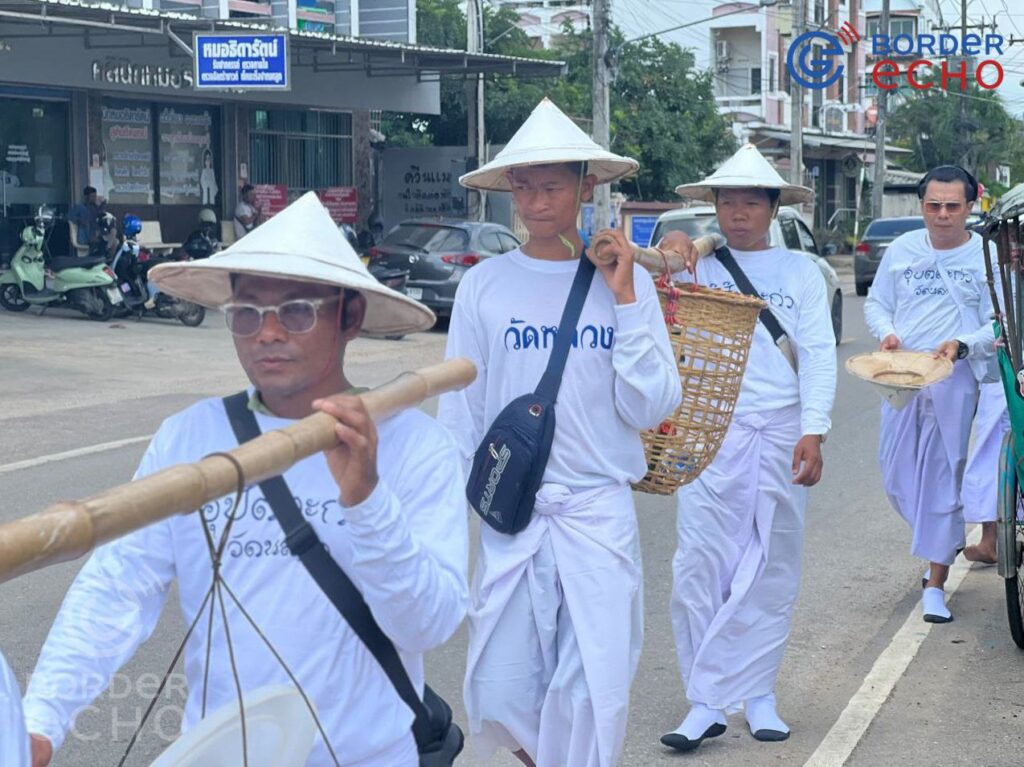 ထိုင်း-မြန်မာနယ်စပ်၊ တာ့ခ်ခရိုင်၊ မဲဆောက်မြို့ စနေနေ့အပတ်စဉ် ဝါတွင်း ဥပုသ်ဆွမ်းလှည့်တဲ့ မြင်ကွင်းများဖြစ်ပါတယ်။